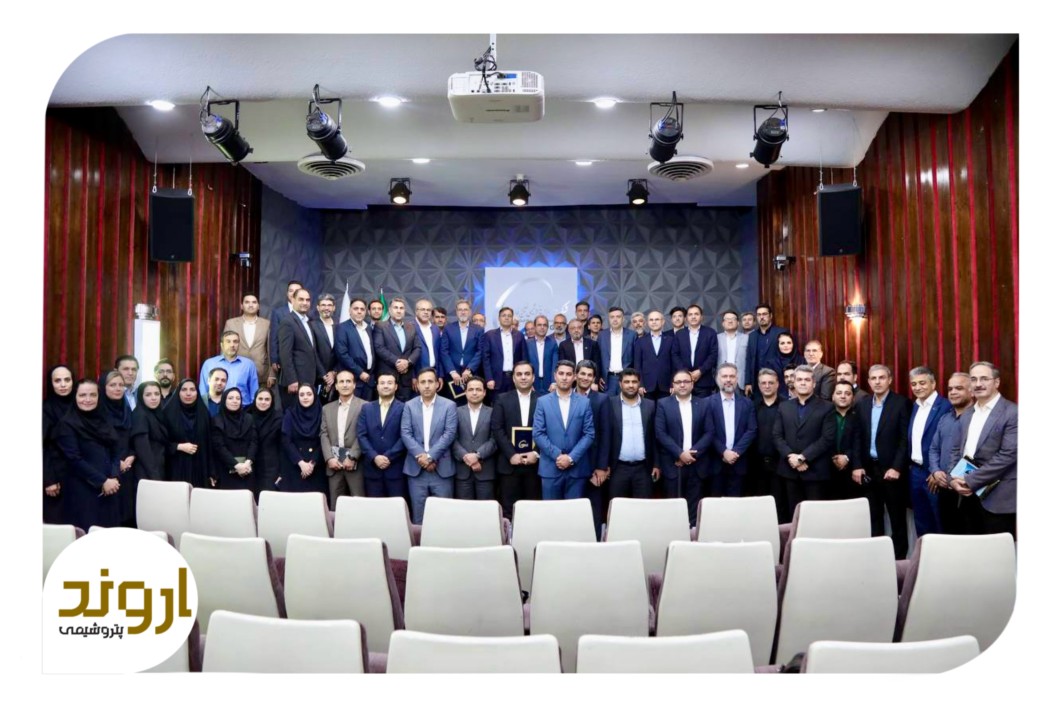 «محمدرضا بهمئی» مدیر منابع انسانی پتروشیمی اروند به عنوان مدیر منابع انسانی تلاشگر گروه صنایع پتروشیمی خلیج فارس برگزیده و معرفی شد «محمدرضا بهمئی» مدیر منابع انسانی پتروشیمی اروند به عنوان مدیر منابع انسانی تلاشگر گروه صنایع پتروشیمی خلیج فارس برگزیده و معرفی شد